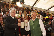 Ministerpäsident Horst Seehofer erhielt die erste Maß Bier von OB Dieter Reiter überreicht (Foto: Martin Schmitz)